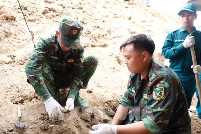Cán bộ chiến sĩ Đội Quy tập hài cốt liệt sĩ mở rộng phạm vi tìm kiếm tại khu vực Nhà lao Diên Khánh. Ảnh: Xuân Triệu - TTXVN
