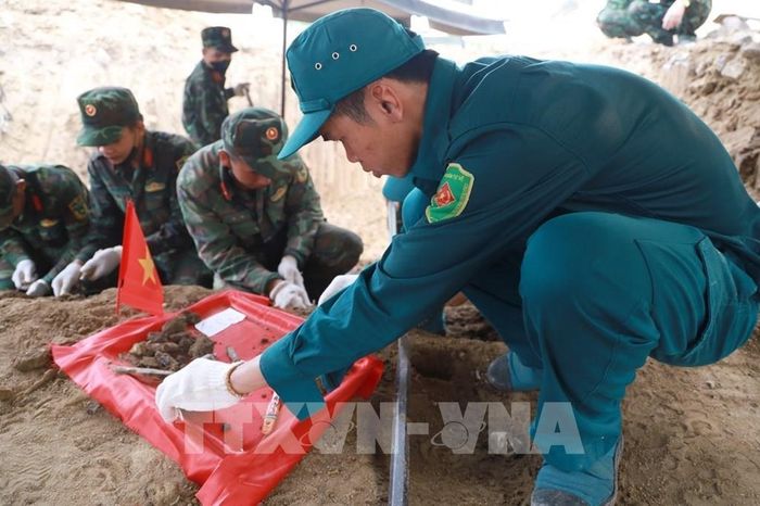 Cán bộ chiến sĩ Đội Quy tập hài cốt liệt sĩ cẩn trọng, nâng niu từng di vật và mẫu hài cốt. Ảnh: Xuân Triệu - TTXVN