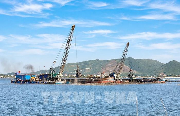 Các nhà thầu huy động phương tiện, thiết bị và nhân lực, duy trì thi công liên tục, đẩy nhanh tiến độ xây dựng Khu neo đậu tránh trú bão cho tàu cá Bắc sông Gianh. Ảnh: Nguyên Linh - TTXVN