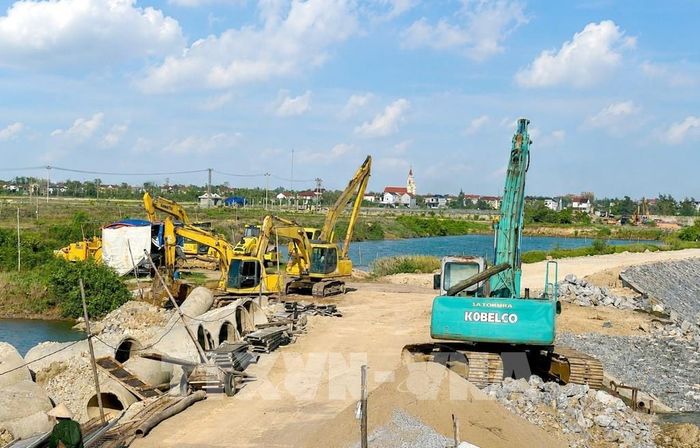 Các nhà thầu huy động phương tiện, thiết bị và nhân lực, duy trì thi công liên tục, đẩy nhanh tiến độ Khu neo đậu tránh trú bão cho tàu cá Bắc sông Gianh. Ảnh: Nguyên Linh - TTXVN