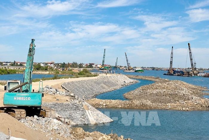 Tổng giá trị khối lượng thực hiện các gói thầu dự án Khu neo đậu tránh trú bão cho tàu cá Bắc sông Gianh đạt khoảng 60%; trong đó, kè bảo vệ bờ và trụ neo tàu loại 2 cơ bản hoàn thành, đạt khoảng 95% khối lượng. Ảnh: Nguyên Linh - TTXVN