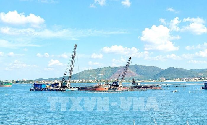 Hạng mục nạo vét luồng và khu neo đậu tránh trú bão cho tàu cá Bắc sông Gianh đạt khoảng 70% khối lượng. Ảnh: Nguyên Linh - TTXVN
