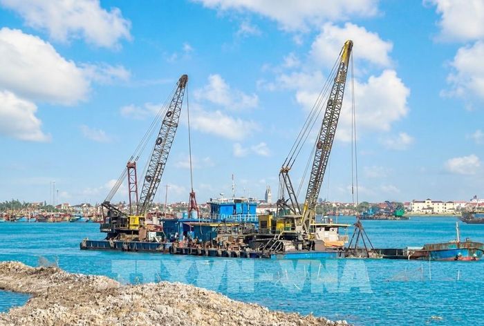 Hạng mục nạo vét luồng và khu neo đậu tránh trú bão cho tàu cá Bắc sông Gianh đạt khoảng 70% khối lượng. Ảnh: Nguyên Linh - TTXVN