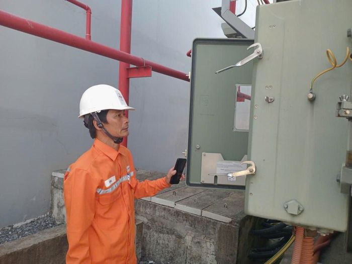 Công nhân thực hiện kiểm tra định kỳ hệ thống tủ điện tại Trạm biến áp 110kV Chi Lăng, TP Đà Nẵng. Ảnh: Văn Giáp/Bnews/vnanet.vn