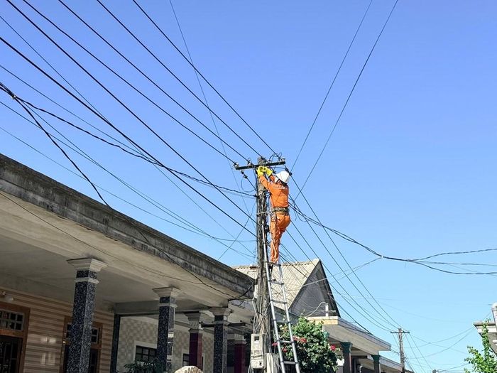 Cán bộ Công ty điện lực Huế thực hiện rà soát, kiểm tra hệ thống điện. Ảnh: Văn Giáp/Bnews/vnanet.vn