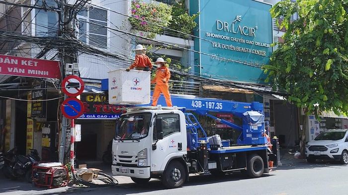 Công nhân ngành điện miền Trung khẩn trương rà soát và củng cố các cột điện, đường dây để giảm thiểu thiệt hại do thiên tai và khôi phục nhanh cấp điện khi bão lũ xảy ra. Ảnh: Văn Giáp/Bnews/TTXVN