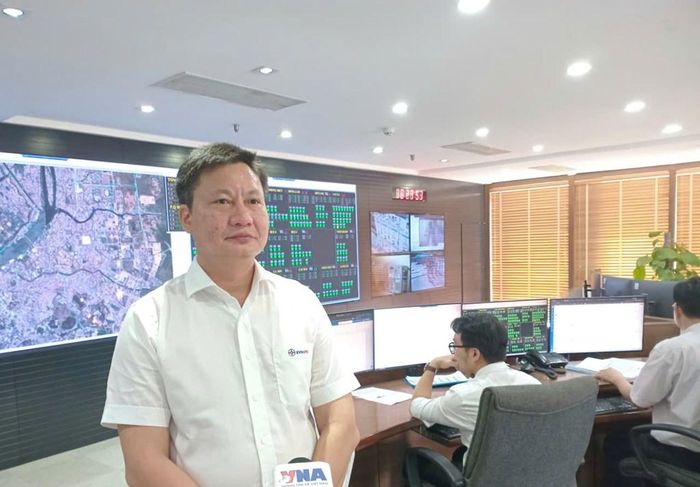 Ông Lê Đức Dũng, Phó Giám đốc Công ty Điện lực Huế trao đổi với phóng viên TTXVN. Ảnh: Văn Giáp/Bnews/vnanet.vn