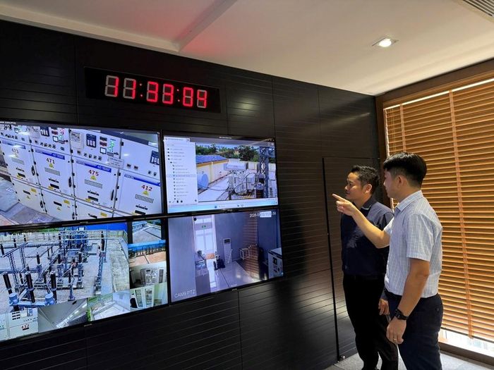 Ông Hồ Đức Phương, Phó trưởng phòng Điều độ Công ty Điện lực Huế chia sẻ với phóng viên TTXVN về hệ thống robot sắp được EVN nghiệm thu. Ảnh Mai Phương/Bnews/TTXVN