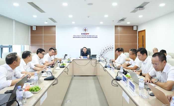 Chủ tịch HĐTV EVNNPT Nguyễn Quang Trung chủ trì và phát biểu chỉ đạo tại buổi làm việc. Ảnh: Thắng Trung/BNEWS/TTXVN