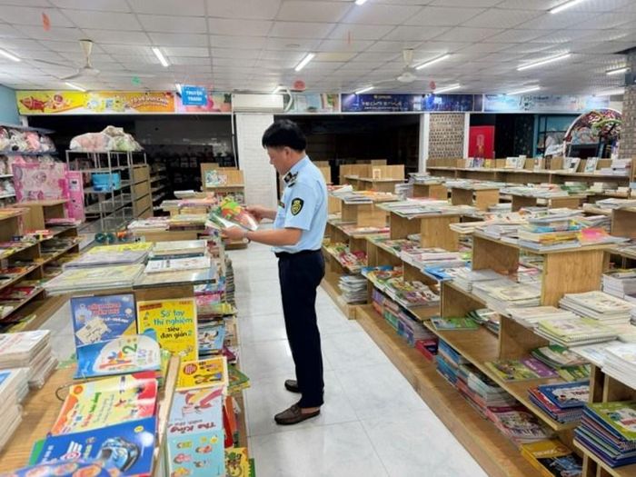 Công chức Quản lý thị trường tỉnh Bắc Ninh trong đợt cao điểm kiểm tra tại các cơ sở kinh doanh văn phòng phẩm, sách giáo khoa trên địa bàn tỉnh