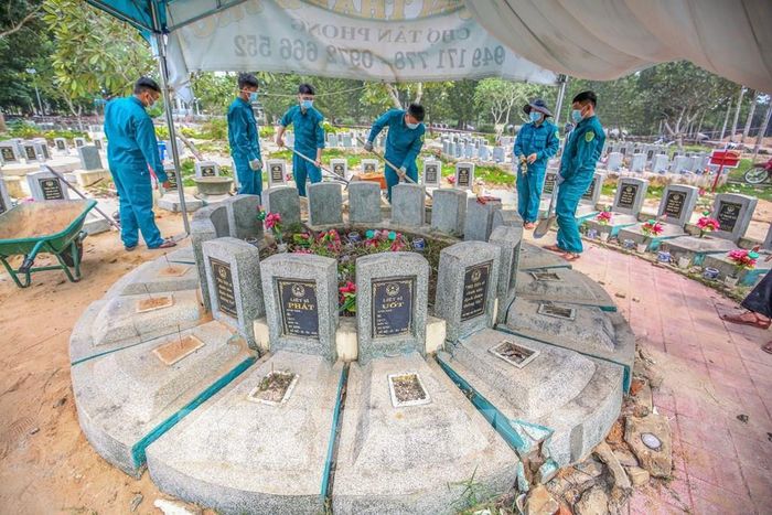 Cán bộ, chiến sĩ Ban Chỉ huy Quân sự xã Tân Biên, tỉnh Tây Ninh thực hiện lấy mẫu hài cốt liệt sĩ để xác định danh tính, góp phần thực hiện nhiệm vụ chính trị và thể hiện trách nhiệm, nghĩa tình với những người đã hy sinh vì Tổ quốc. Ảnh: Giang Phương - TTXVN