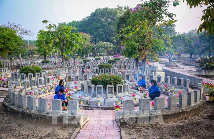 Tuổi trẻ Tây Ninh tri ân các anh hùng liệt sĩ, những người đã hiến dâng tuổi xuân cho độc lập, tự do của Tổ quốc. Ảnh: Giang Phương – TTXVN