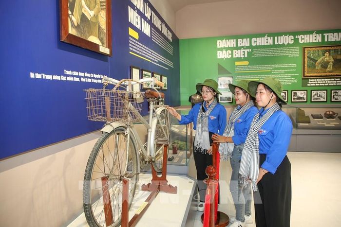 Những câu chuyện về một thời tuổi trẻ cống hiến, hy sinh tiếp tục bồi đắp lòng yêu nước, trao truyền ngọn lửa lý tưởng, niềm tin và khát vọng cho tuổi trẻ Tây Ninh hôm nay. Ảnh: Giang Phương - TTXVN