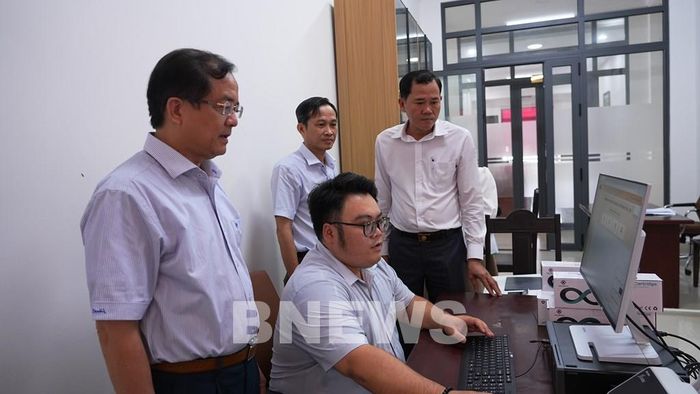 Ông Nguyễn Hồng Thanh, Phó Chủ tịch Thường trực UBND tỉnh Tây Ninh kiểm tra công tác chuyển đổi số ở cơ sở. Ảnh: Minh Phú - TTXVN