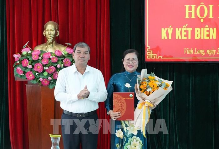 Phó Bí thư Tỉnh ủy, Chủ tịch UB MTTQ Việt Nam tỉnh Vĩnh Long Kim Ngọc Thái trao Quyết định đổi tên Ban Tuyên giáo và Dân vận Tỉnh ủy Vĩnh Long thành Ban Tuyên giáo Tỉnh ủy Vĩnh Long cho lãnh đạo Ban Tuyên giáo Tỉnh ủy. Ảnh: Phạm Minh Tuấn-TTXVN