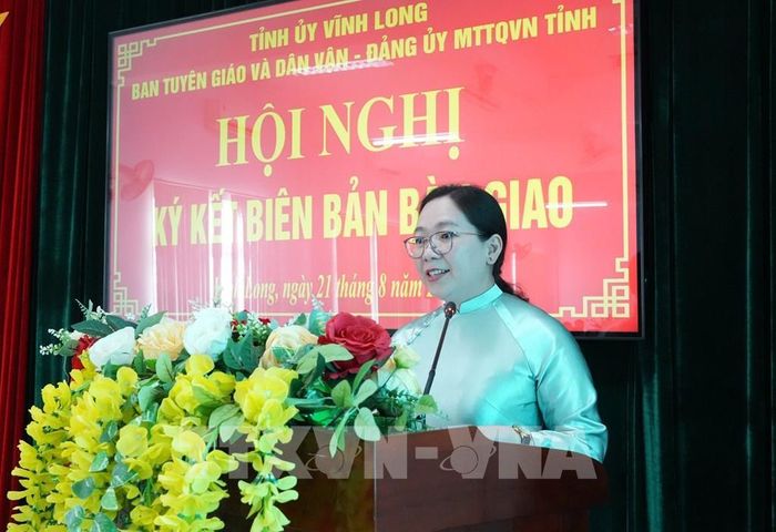 Bà Nguyễn Thị Hồng Nhung, Phó Chủ tịch Thường trực UB MTTQ Việt Nam tỉnh Vĩnh Long, Bí thư Đảng ủy MTTQ Việt Nam tỉnh phát biểu tại hội nghị. Ảnh: Phạm Minh Tuấn-TTXVN