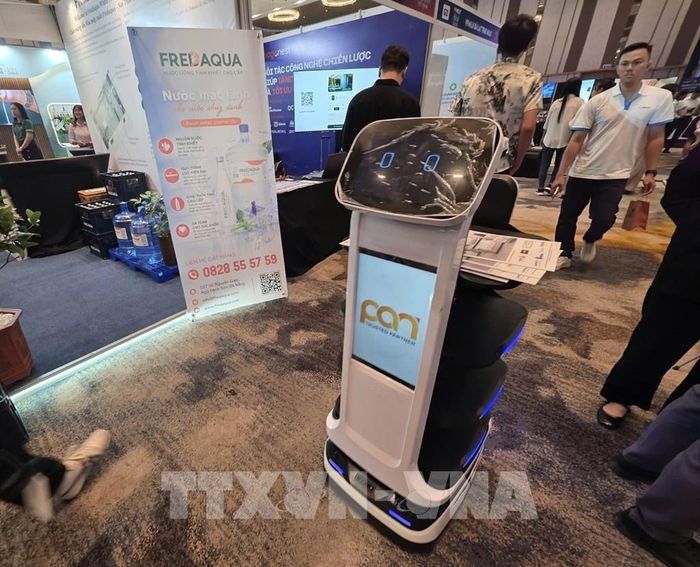 Robot tự động giới thiệu các sản phẩm công nghệ tại diễn đàn. Ảnh: Trần Lê Lâm - TTXVN