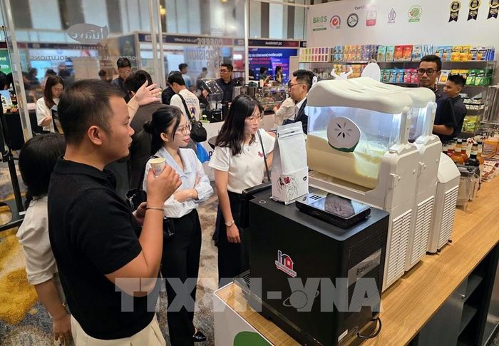 Đại biểu trải nghiệm các thực phẩm đồ uống phục vụ ngành du lịch tại diễn đàn. Ảnh: Trần Lê Lâm - TTXVN