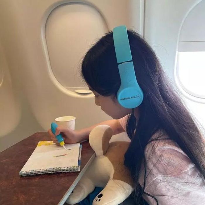 Vợ chồng Jang Dong Gun và Go So Young không tiết lộ mặt con gái trên MXH, hiếm hoi với ảnh chụp góc nghiêng cô bé.
