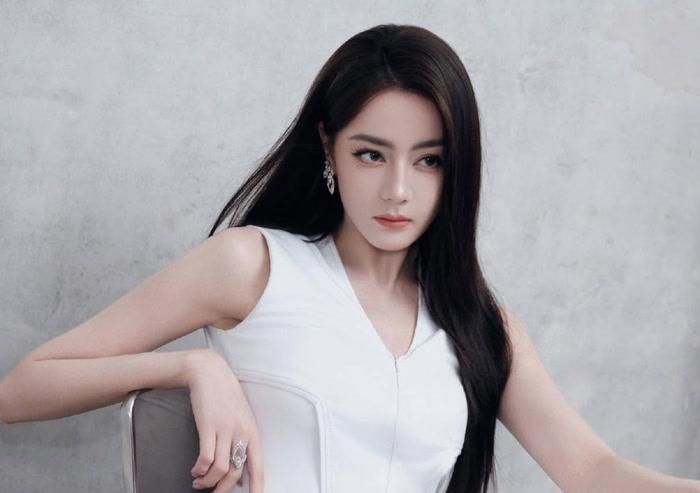 Địch Lệ Nhiệt Ba tiếp tục nhận được sự quan tâm lớn từ khán giả trong thời gian gần đây. Ảnh: Weibo