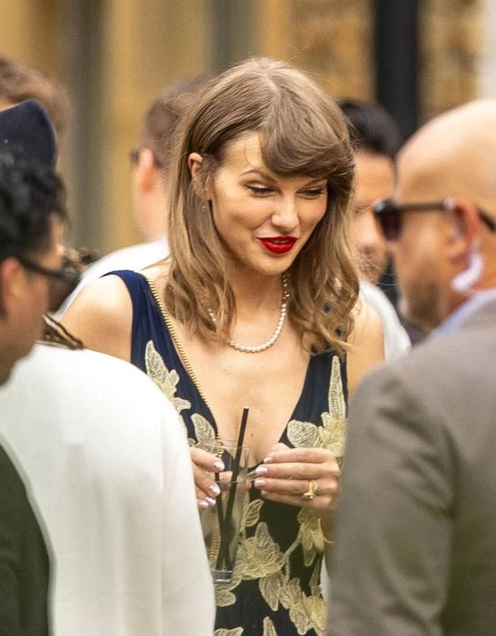 Taylor Swift xuất hiện một mình tại đám cưới của hai cộng sự âm nhạc Laura Sisk và Oli Jacobs ở vùng nông thôn nước Anh.