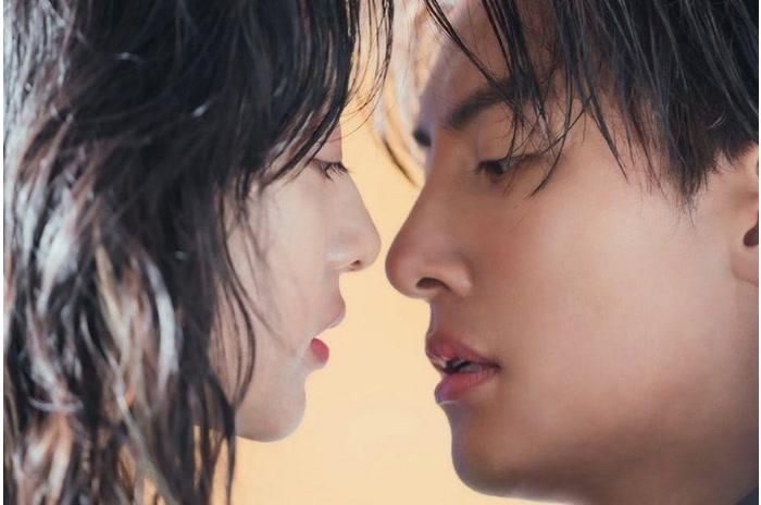 Park Jae Won (Ji Chang Wook), một kiến trúc sư nhiệt huyết, không thể quên người phụ nữ bí ẩn từng đánh cắp trái tim và cả chiếc máy ảnh của anh. Lee Eun Oh (Kim Ji Won) là một cô gái bình thường nhưng đã hóa thân thành Yun Seon Ah, một phiên bản phóng khoáng và tự do hơn của chính mình, rồi tình cờ thu hút Jae Won. “Lovestruck in the City” gây chú ý với nhiều cảnh tình cảm giữa Ji Chang Wook và Kim Ji Won. Phản ứng hóa học của cả hai nổi bật qua những khoảnh khắc mong nhớ, giằng co và những cảm xúc chưa thể nói thành lời. Sự đối lập giữa khung cảnh biển đầy tự do ở đầu phim và nhịp sống thành thị về sau cũng tạo nên màu sắc riêng cho chuyện tình của họ.