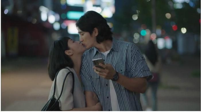 Trong bộ phim chuyển thể từ webtoon nổi tiếng, Kim Go Eun vào vai Yumi, một cô gái bình thường luôn hết lòng trong mọi việc nhưng thường bị tổn thương trong tình yêu. Cô khao khát tìm được tình yêu nhưng lại trở nên thiếu tự tin khi không biết cách bày tỏ cảm xúc với người mình thích. Nụ hôn đầu tiên của Yumi và Goo Woong (Ahn Bo Hyun) được khán giả yêu thích nhờ quá trình xây dựng cảm xúc nhẹ nhàng trước đó. Chênh lệch chiều cao giữa hai diễn viên cùng phần nhạc nền lãng mạn càng khiến khoảnh khắc này trở nên đáng nhớ. Sau đó, cả hai còn có nhiều cảnh tình cảm khác, trong đó có cảnh hôn trong phòng khách sạn.