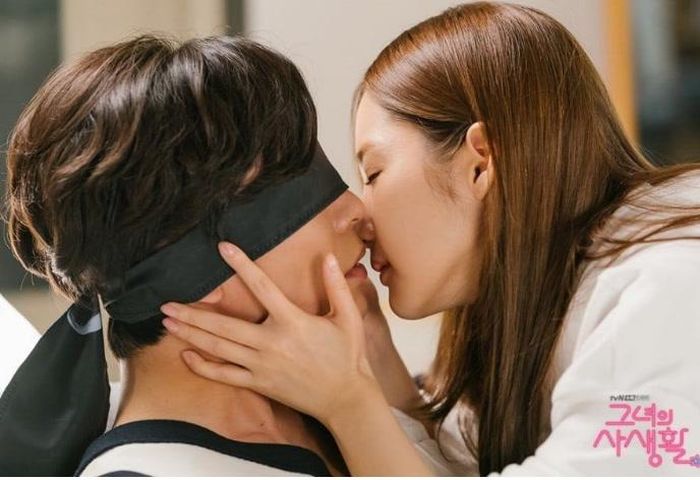 “Her Private Life” là phim hài lãng mạn với sự tham gia của Park Min Young và Kim Jae Wook. Kim Jae Wook vào vai Ryan Gold, một nghệ sĩ dần phải lòng Sung Duk Mi (Park Min Young), nữ quản lý phòng trưng bày nghệ thuật đồng thời là fan cuồng nhiệt của một thần tượng. Khán giả từng đặc biệt ấn tượng với phản ứng hóa học nóng bỏng giữa hai diễn viên chính. Những cảnh hôn của họ được đánh giá là tự nhiên và trưởng thành, trong đó có cảnh hôn khi bịt mắt nổi tiếng. Đây là một trong những bộ phim hiếm hoi mà sự hấp dẫn về mặt thể xác và kết nối cảm xúc giữa hai nhân vật được thể hiện đồng đều.