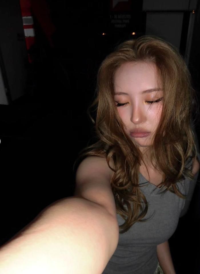 Đáng chú ý, Sunmi cũng gây ấn tượng với diện mạo mới khi xuất hiện cùng mái tóc vàng nổi bật.