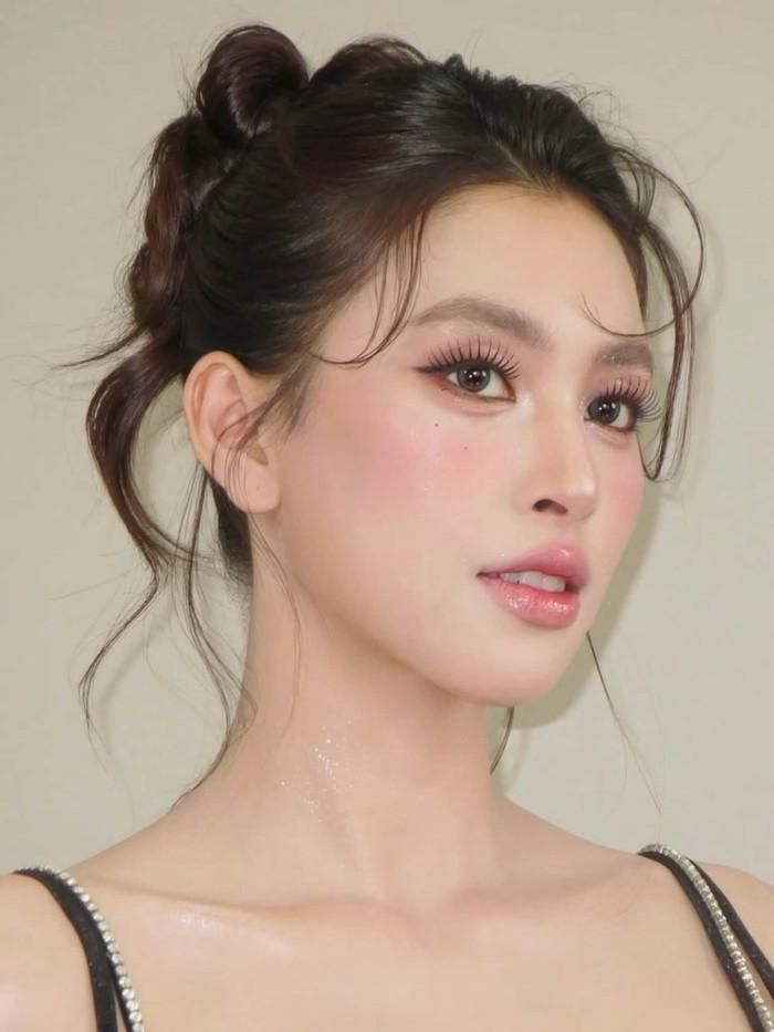 Tiểu Vy nhận được nhiều lời khen nhờ diện mạo trong trẻo, ngọt ngào nhưng không kém phần cuốn hút. Ảnh: Hiwon Makeup & Academy