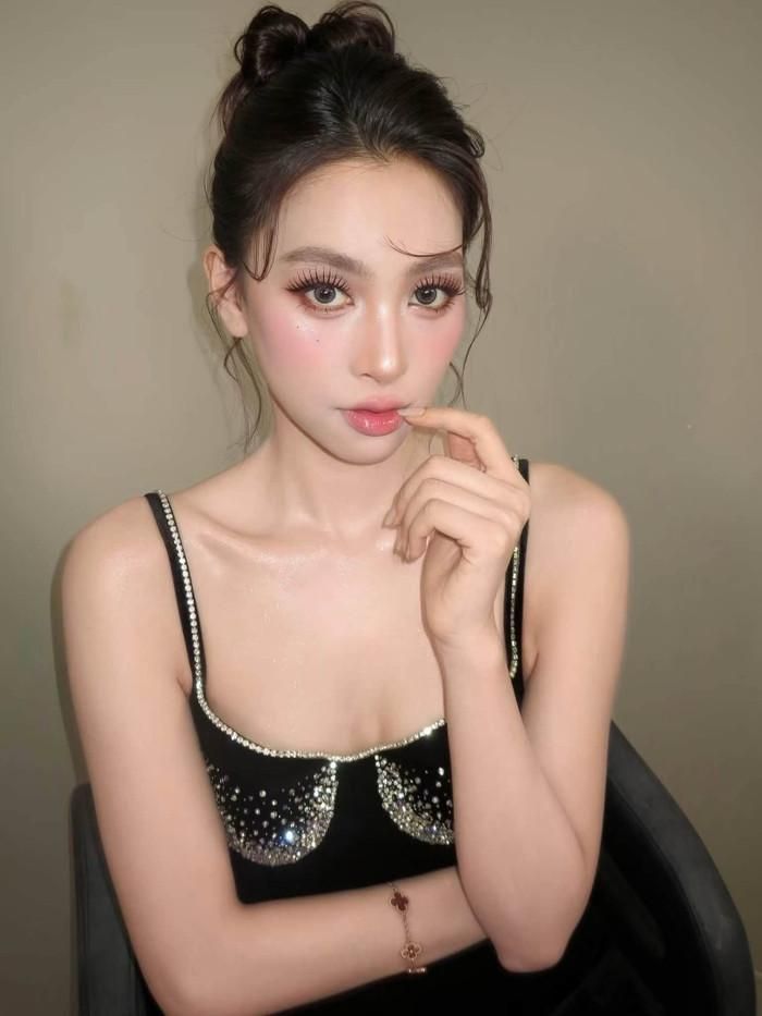 Nhan sắc "ngàn năm có một" của Tiểu Vy khiến khán giả không khỏi rời mắt. Ảnh: Hiwon Makeup & Academy