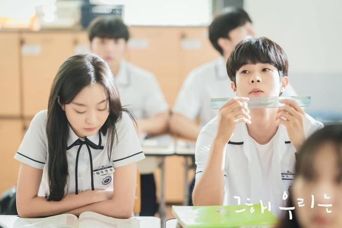 Kim Da Mi và Choi Woo Shik tạo nên một chuyện tình thanh xuân nhiều cảm xúc trong Mùa hè yêu dấu của chúng ta. Kook Yeon Soo và Choi Woong từng yêu nhau nhưng chia tay trong tiếc nuối. Nhiều năm sau, họ bất ngờ tái ngộ khi bộ phim tài liệu về thời trung học của cả hai trở nên nổi tiếng. Những ký ức cũ dần trở lại, kéo theo tình cảm chưa từng thực sự biến mất. Tác phẩm ghi điểm nhờ cách kể chuyện nhẹ nhàng, tinh tế và khai thác tâm lý người trẻ.
