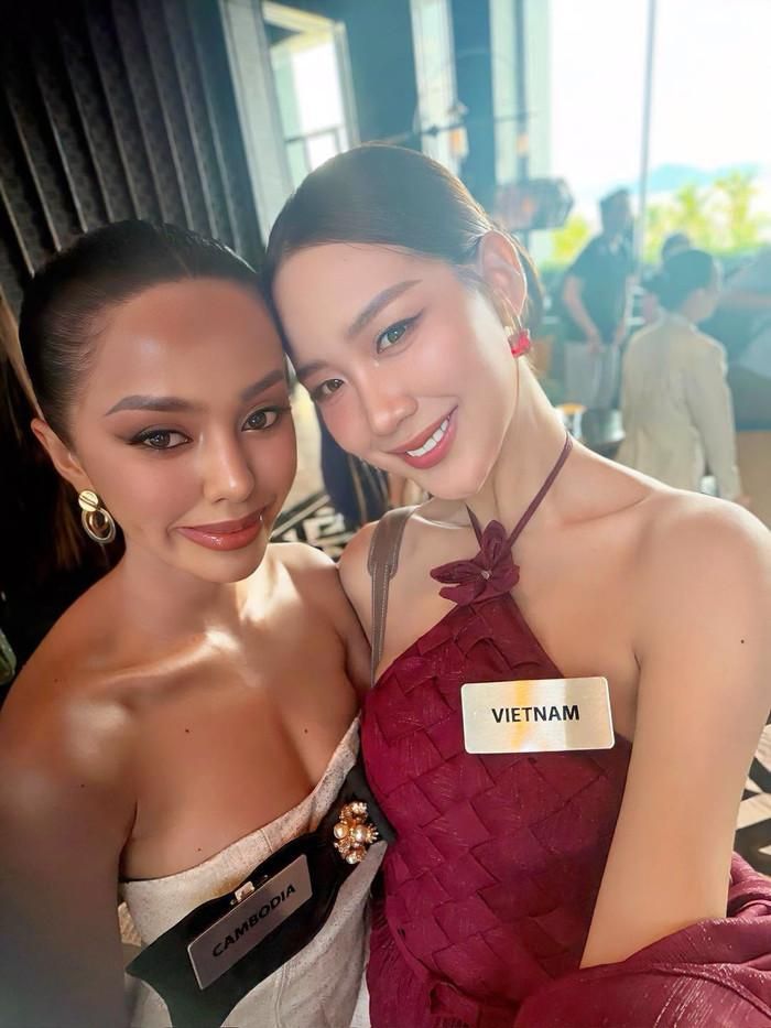 Bảo Ngọc thân thiết bên đại diện Campuchia tại Miss World.