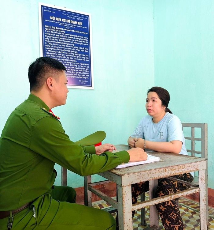 Công an lấy lời khai của Trần Tiễn Như Nghi. Ảnh: Công an tỉnh Thanh Hóa