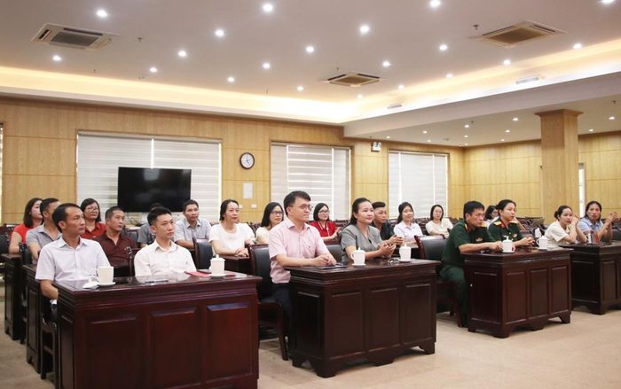 Các đại biểu và tổ trọng tài cùng một số vận động viên tham dự lễ bốc thăm