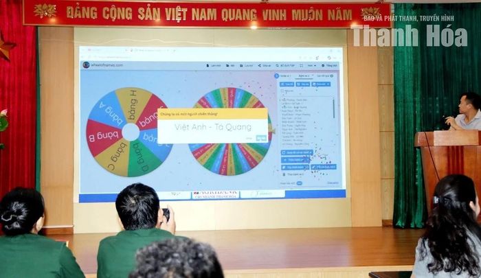 Ban Tổ chức bốc thăm các cặp đôi tham gia thi đấu.