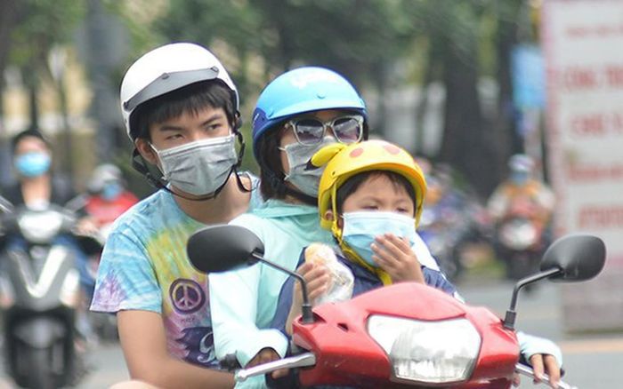 Trong mỗi gia đình, gánh nặng chăm sóc con nhỏ, người già hay người ốm đau phần lớn vẫn đè nặng lên vai người phụ nữ. Ảnh minh họa