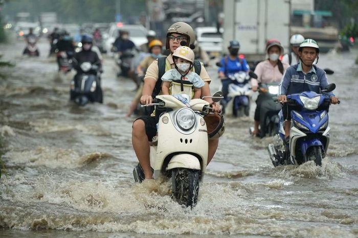 Tại TP.HCM, triều cường dâng cao làm ngập cục bộ khu dân cư khu vực bờ hữu và bờ tả ven sông Sài Gòn. Ảnh: Bùi Quốc Hoàng