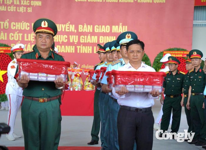 Đưa các mẫu hài cốt liệt sĩ lên máy bay.