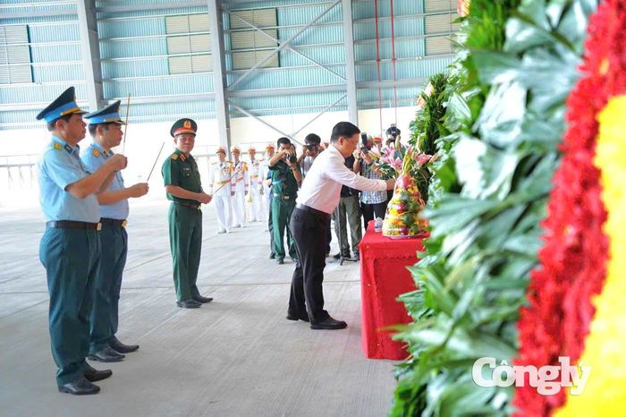 Phó Chủ tịch UBND TP.HCM Nguyễn Mạnh Cường dâng hương các Anh hùng liệt sĩ.