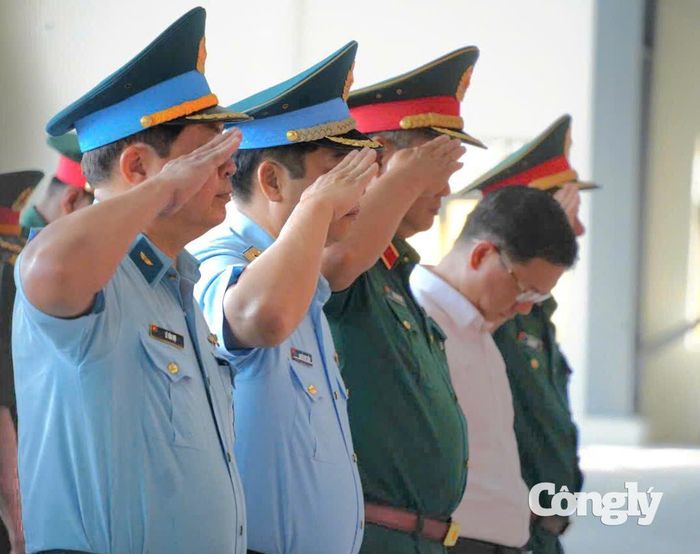Phút mặc niệm tưởng nhớ các Anh hùng liệt sĩ.