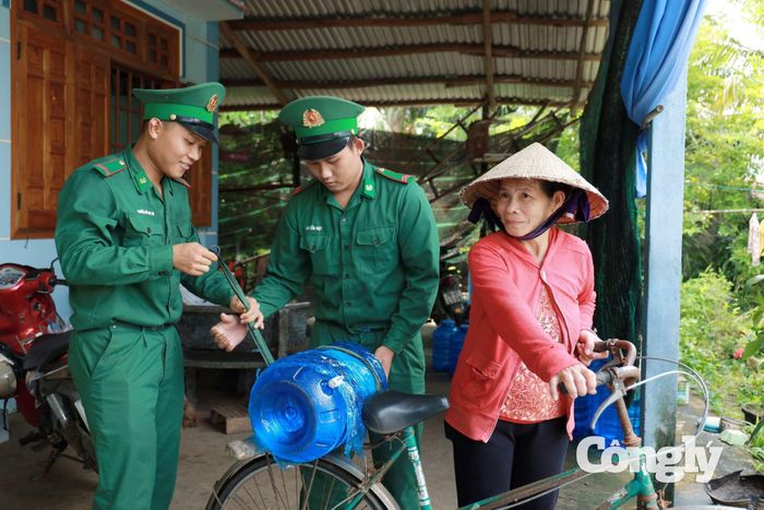 Nước sạch được cán bộ chiến sĩ Đồn Biên phòng Xuân Đài mang đến các hộ dân.