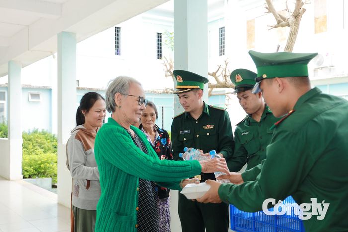 Cán bộ, chiến sĩ Đồn Biên phòng Xuân Đài trao những suất cơm miễn phí đến người dân có hoàn cảnh khó khăn tại phường Sông Cầu.