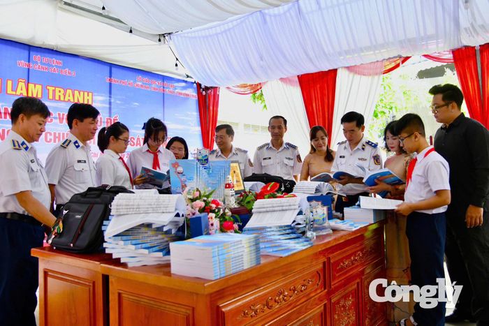 Các đại biểu thăm quan phòng trưng bày sách tại cuộc thi.