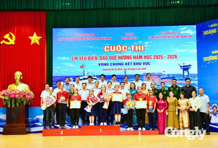Các đại biểu chụp hình lưu niệm với các đội thi.