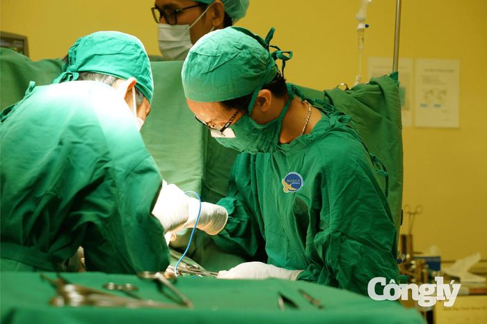 Ê kíp tiến hành phẫu thuật cho bệnh nhân.