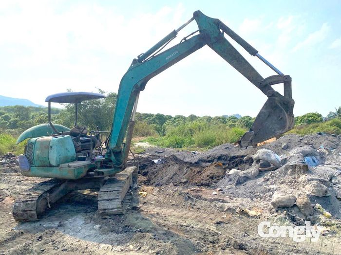 Xe chở vật liệu, phế thải được hoạt động cả ngày.
