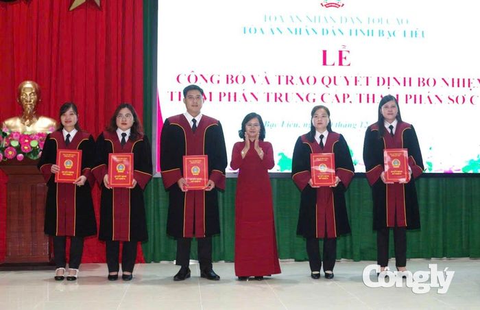 Thẩm phán Nguyễn Văn Nhựt (người thứ 3 từ trái qua) nhận Quyết định bổ nhiệm Thẩm phán