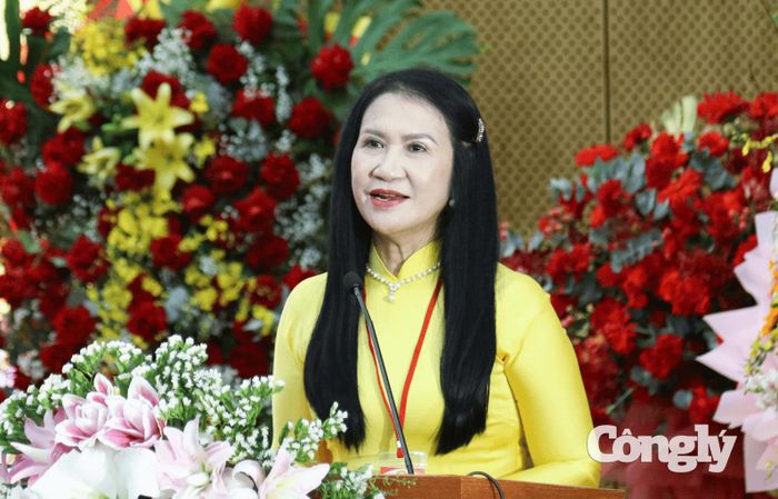Chủ tịch Hội Khuyến học tỉnh Lâm Đồng Tôn Thị Ngọc Hạnh phát biểu tại đại hội.