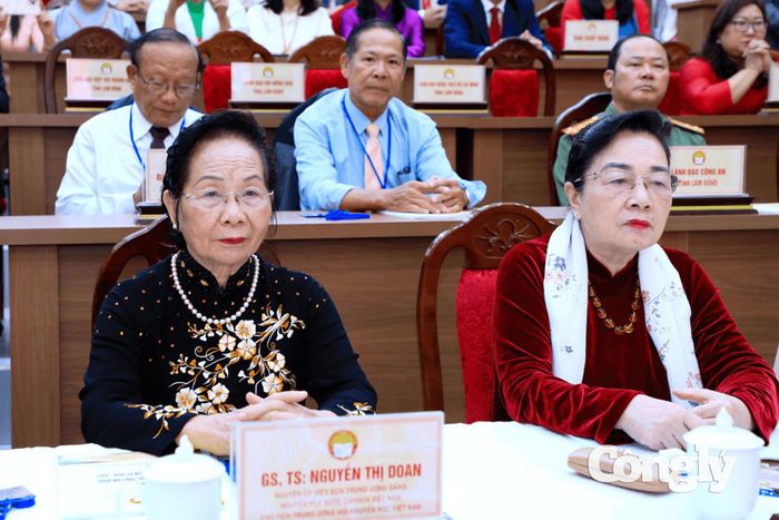 Nguyên Ủy viên Ban Chấp hành Trung ương Đảng, nguyên Phó Chủ tịch nước, Chủ tịch Trung ương Hội Khuyến học Việt Nam Nguyễn Thị Doan và các đại biểu dự đại hội.
